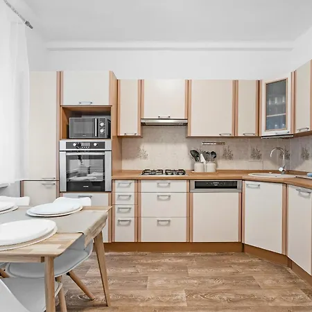 Spacious 3br By Bus Station Nivy Mall With Ac Братислава