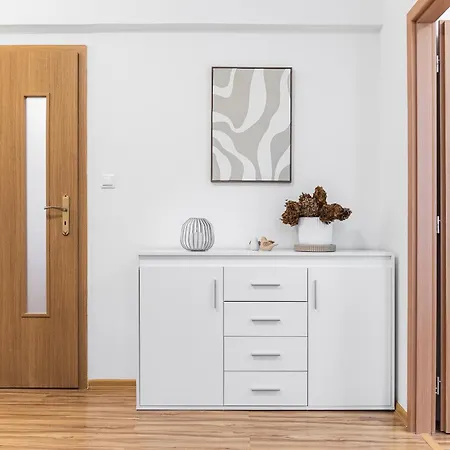 Spacious 3br By Bus Station Nivy Mall With Ac Bratislava