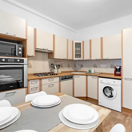 Apartment 3br Family Close To Bus Station With Ac *